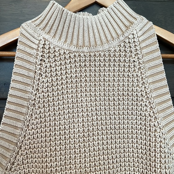 Woman’s Michael Kors Sleeveless Mock Turtleneck Size XL NWT - Picture 2 of 4